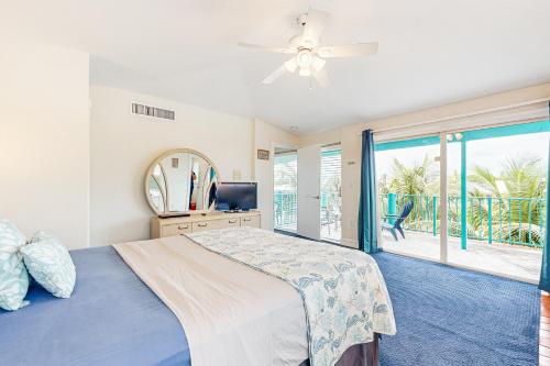 基克罗尼海滩Breezy Palms & Tropical Charm的一间卧室设有一张床和一个大窗户