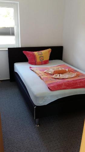 奥斯特巴德·哥伦Ferienhaus Katja的一张床上有两个枕头的房间