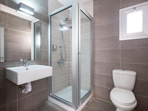 阿依纳帕Rio Gardens Aparthotel的浴室配有卫生间、盥洗盆和淋浴。