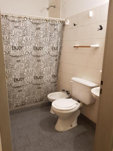 圣罗莎La esquina - Alquiler temporario的一间带卫生间和淋浴帘的浴室
