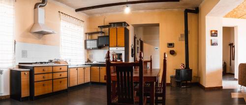 GarniGarni Nature Villa的厨房配有木制橱柜和桌子。