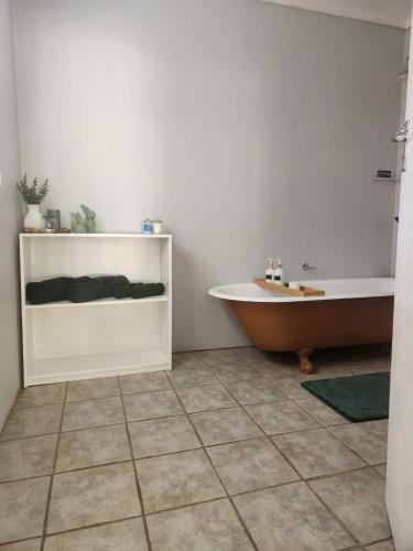 布隆方丹Peace of Nature的带浴缸、卫生间和盥洗盆的浴室
