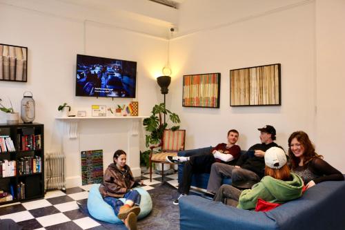 伦敦Urbany Hostel London 18-40 Years Old的一群人坐在客厅里