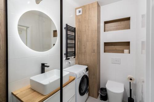 克拉科夫Tauron Modern Studio的一间带水槽和洗衣机的浴室