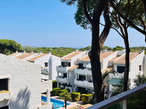 帕尔斯Precioso apartamento en la playa de Pals con piscina - Recinto Puig Sa Guilla的享有带游泳池的大型白色建筑的正面景色