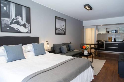 布宜诺斯艾利斯Malvon Beautiful Suite的一间带大床的卧室和一间客厅