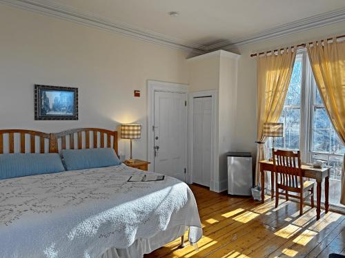 普罗维登斯Christopher Dodge House的一间卧室配有一张床、一张书桌和窗户。