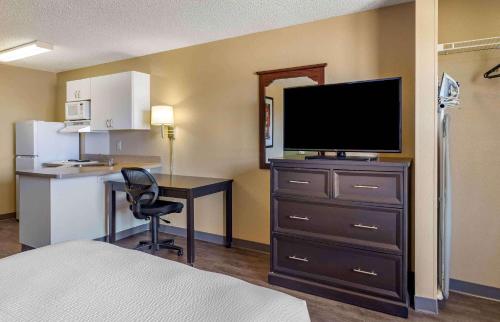 休斯顿美国长住酒店 - 休斯敦 - 威斯特契斯 - 里士满的酒店客房配有一张床和一张书桌及一台电视