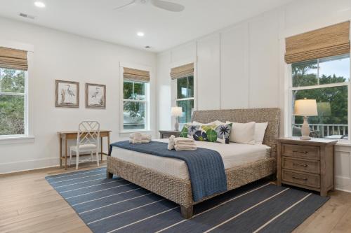 富丽海滩Carolina Squared的卧室配有一张床、一张书桌和窗户。