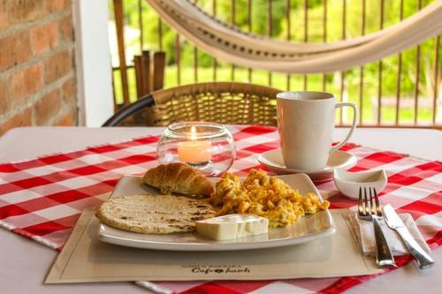 圣罗莎德卡瓦尔Santa bárbara的桌上一盘食物,包括面包和鸡蛋