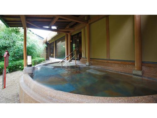 三朝町Mansuirou - Vacation STAY 32148v的建筑物外的水池