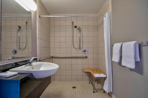 圣达菲圣达菲6号汽车旅馆的一间带水槽和淋浴的浴室