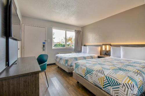 圣达菲圣达菲6号汽车旅馆的酒店客房配有两张床和一张书桌