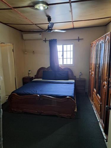 BrufutBrufut Residence的一间卧室设有一张床和一个窗口