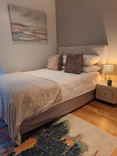 都柏林Modern Dublin City Centre的一间卧室配有一张大床和枕头
