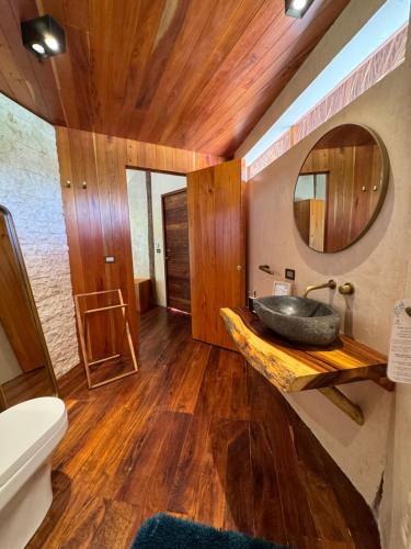 斯普希尔Casa Kaan Calakmul的一间带水槽和镜子的浴室