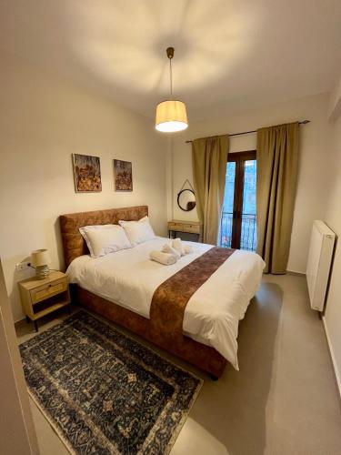 卡尔派尼西翁Mountain Retreat I - Karpenisi的一间卧室配有一张大床和地毯。