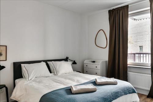 斯德哥尔摩Stylish Urban Home in Stockholm的一间卧室配有一张床,上面有两条毛巾