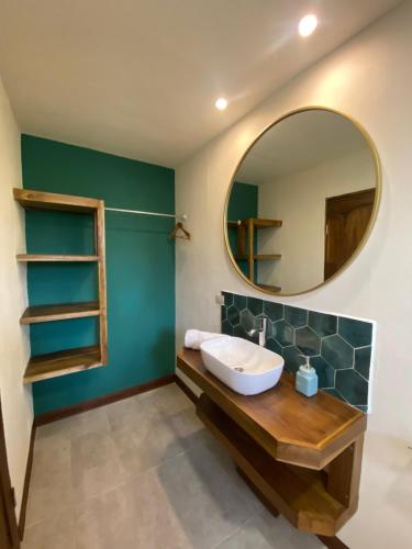 福尔图纳Oasis by Franklin Hotel Boutique的一间带水槽和镜子的浴室