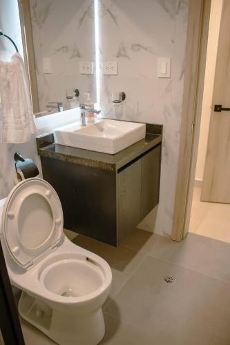新洛哈Hotel Amazonas Suite, Habitación con literas的浴室配有白色卫生间和盥洗盆。
