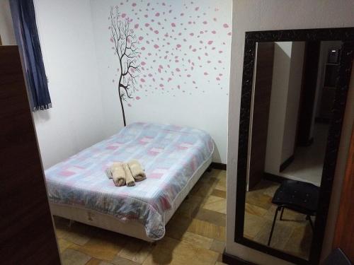 约恩维利AP2-Studio privado próx Garten Shopp-Universidades的卧室里设有一张床,上面有一只动物