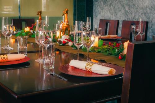 瓜亚基尔Airport Hotel Guayaquil的酒杯桌子和餐巾盘