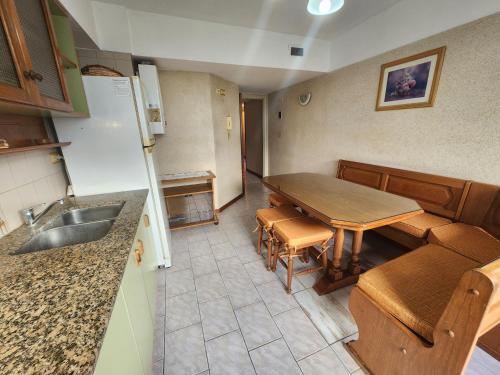 马德普拉塔Departamento 3 ambientes a una cuadra de la playa - La Perla的厨房配有桌椅和水槽。