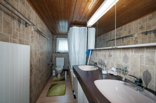 艾姆敦Large Apartment 8beds great for family and friends, Mountain View的一间带两个盥洗盆和卫生间的浴室