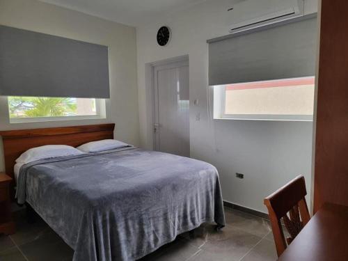 努尔德aruba Villas的一间卧室配有一张带蓝色毯子的床