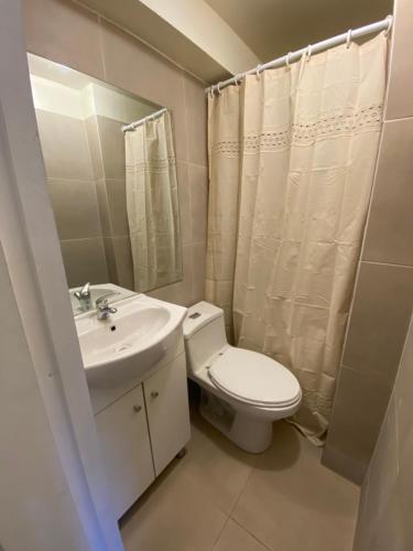 圣地亚哥Casa Guemes的白色的浴室设有卫生间和水槽。