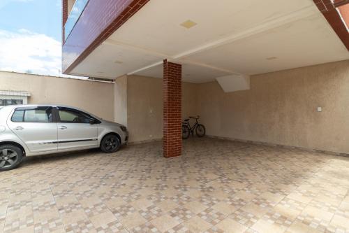 索莱马Casa nova condomínio fechado Praia Grande SP的停在空车库的白色汽车