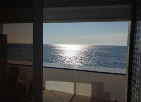 Bordj el BahriVilla Marame的浴室窗户享有海景。