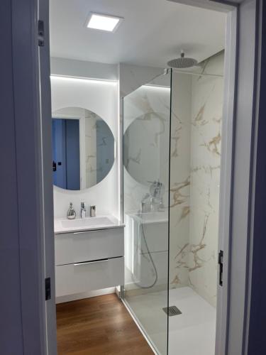 丰沙尔Luxury View Apartment Funchal的一间带水槽和镜子的浴室
