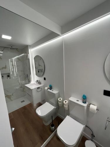 丰沙尔Luxury View Apartment Funchal的白色的浴室设有卫生间和水槽。
