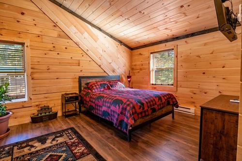 普莱西德湖Downhill Lodge的小木屋内一间卧室,配有一张床