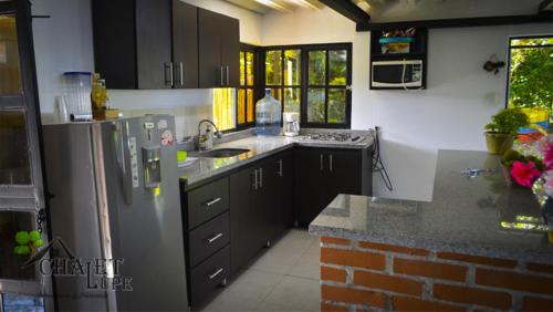 PalestinaChalet Lupe的厨房配有冰箱和水槽。