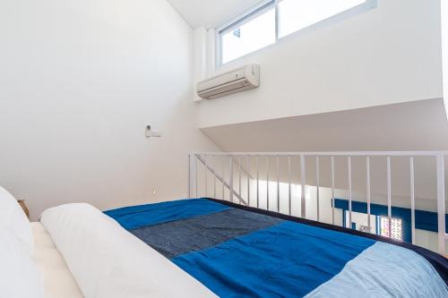 坎古The Blue Loft Canggu - free scooter use的白色的卧室设有床和窗户