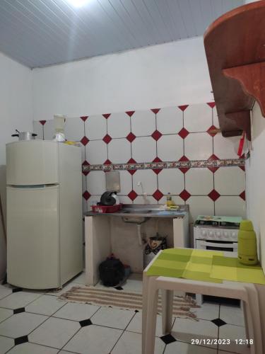 马如达Linda casa em marudá的厨房配有白色冰箱和桌子