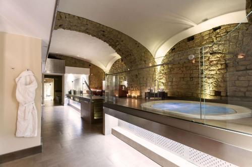 那不勒斯Palazzo Caracciolo Naples的大楼内带浴缸的大浴室