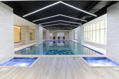 麦加TIME Ruba Hotel & Suites的蓝色瓷砖建筑中的游泳池