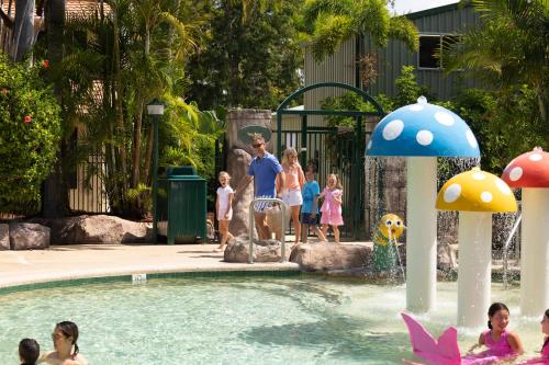 黄金海岸阿什莫尔棕榈度假村的一群儿童在游泳池里嬉水