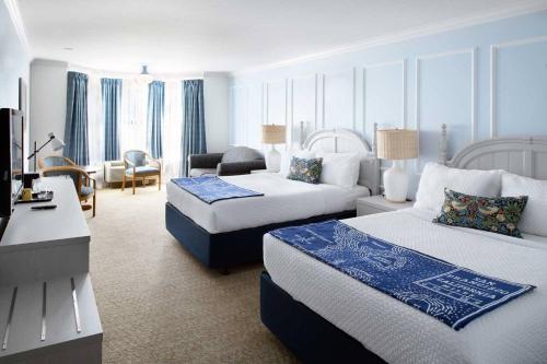 旧金山Coventry Motor Inn的酒店客房,设有两张床和一张沙发