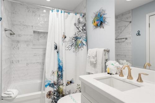 塔维涅4409 Ocean Pointe的白色的浴室设有水槽和淋浴帘