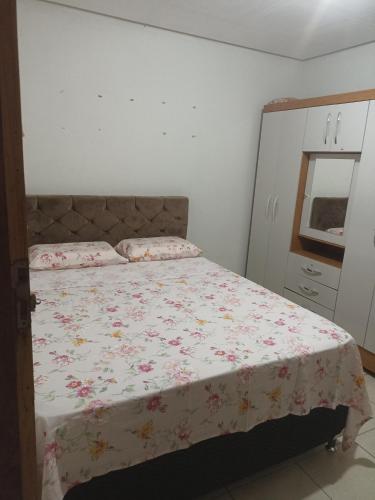 伦索伊斯Casa da Ilsinha的一间卧室配有一张带花卉床罩的床