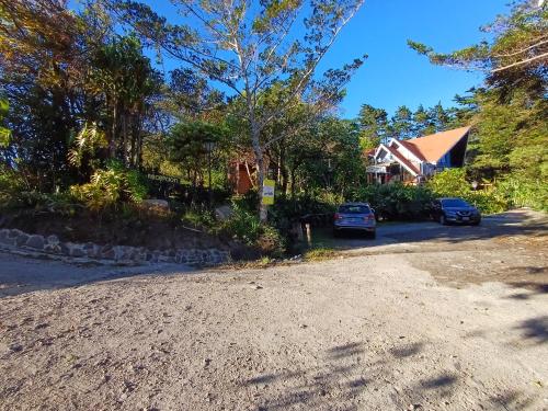 蒙泰韦尔德哥斯达黎加克拉罗卢纳酒店的车道,车道停在房子前面