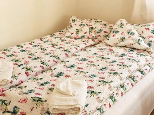 NordfoldHoliday home Nordfold的床上配有华丽的被子和枕头