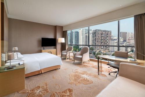 成都成都首座万丽酒店的酒店客房设有一张床和一个大窗户