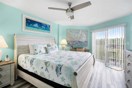 塔维涅1206 Ocean Pointe的一间卧室配有一张床和吊扇