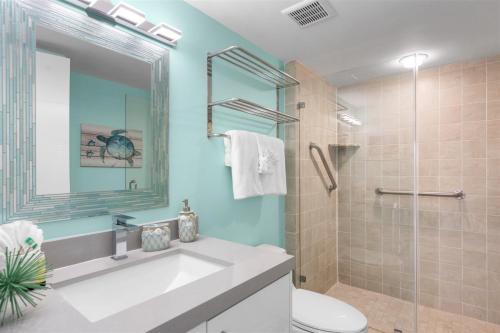 塔维涅1206 Ocean Pointe的一间带水槽、卫生间和淋浴的浴室