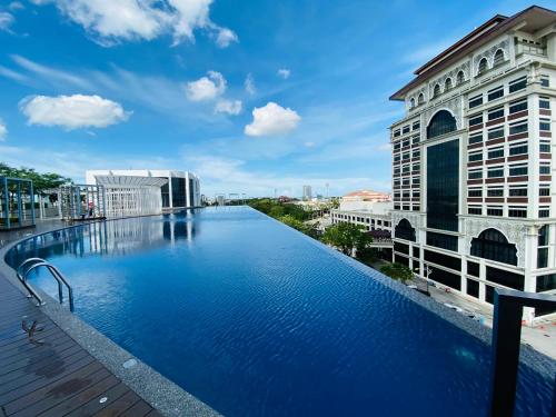 哥打巴鲁The Opal Suite Troika Kota Bharu 1 Bedroom的大楼顶部的大型游泳池